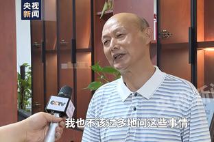 故人相见！库里赛前过来找普尔打招呼 相互拥抱调笑~